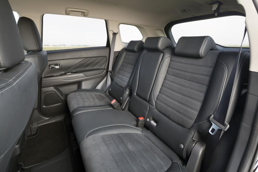 Интерьер Mitsubishi Outlander PHEV Juro 2016 года  (UK) (фото 41 из 46)